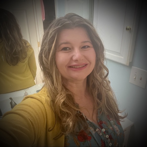 Meet your Posher, Jennifer - Picture 2 of 5